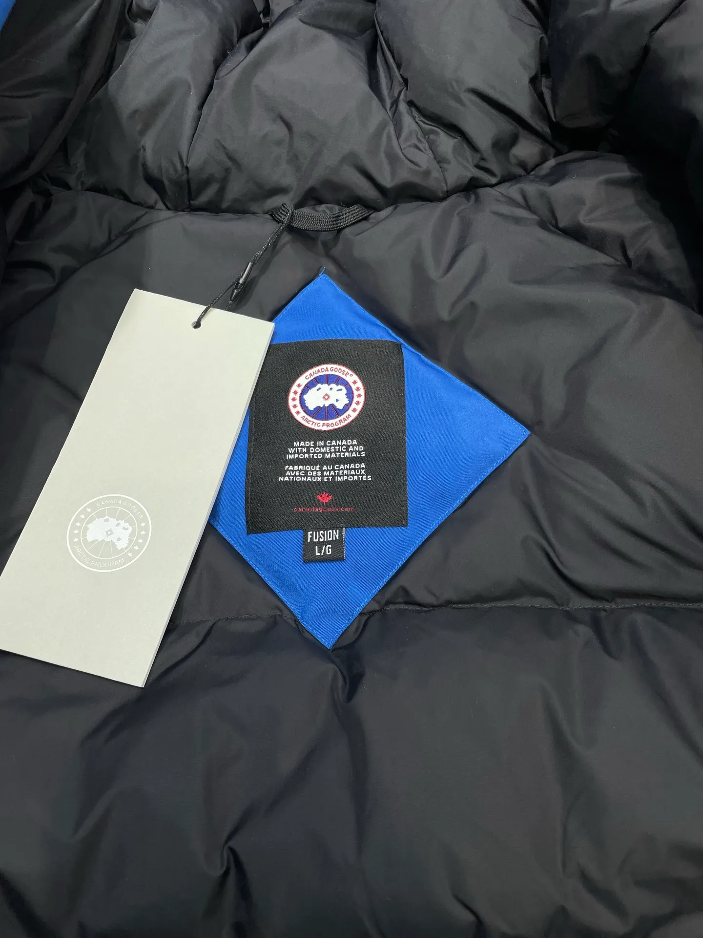 P780 high-end version Canada Goose Canada Goose #Chilliwack 7999M bomber jacket short down jacket/01 model #Men and Women Same Style# ➖ Genuine synchronous anti-counterfeiting chip sensor! ➖ Imported 21S polyester-cotton blended original fabric [last year’s 16S/18S hard fabrics have been completely eliminated, this year all use 21S genuine synchronous fabrics, the soft mid-strap feels delicate and textured], genuine synchronous Feather-Light 10D waterproof coating fabric, made of 84.5 polyester fiber and 15.5 cotton, 100% the best feel in the entire network! ➖ The genuine official website is synchronized with the national standard 80 white duck down, you can check the official website customer service, there will never be a series of misleading claims such as 90 down or goose down! ➖ Using the best nylon lining with double double-layer sealing design, velvet-proof No. 7 needle + grid-filled down ready-made garments, there is 100% no so-called velvet running! ➖ The cuffs are designed with thickened seamless threads, and the collar and pockets are lined with top-quality polar fleece to keep you warm and comfortable! ➖ Yoshida YKK provides original custom-made electroplated sliders. YKK two-way lockable zippers are tight and smooth and will not peel off paint! ➖ 3M composite guarantees that the Velcro is the same as the original, durable, and all accessories and hardware are custom-made! ➖ Imported BEHRINGER embroidery machine to customize the 10,000-needle embroidery logo, 98% of which can be reproduced to restore the original logo. You can check and compare on the official website! ➖ The fur collars are all made of large pieces of Western Canadian blue wolf hide, ensuring that each fur collar is 13-15cm wide!   Size:XS-XXL